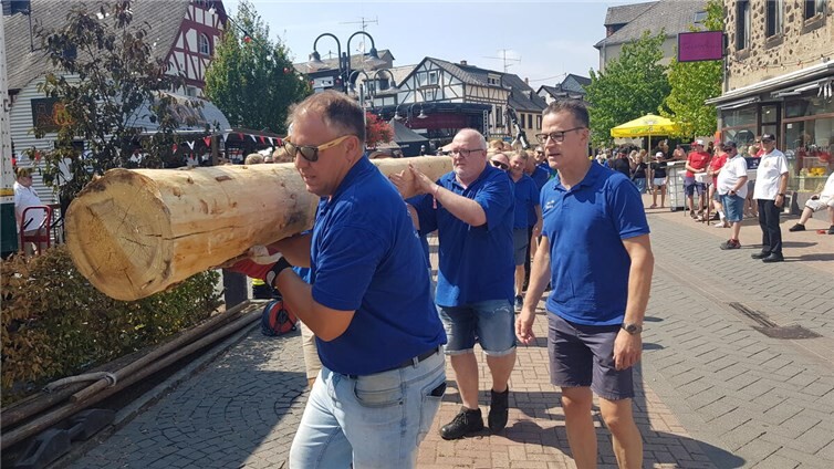 Der Kirmesbaum wurde in diesem Jahr von den Männern der Ki und Ka Vergnügt Kärlich aufgestellt.