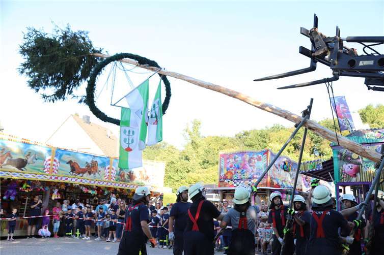 Eicher feierten traditionelle Kirmes auf dem Dorfplatz Der Kirmesbaum wurde unter den Augen zahlreicher Besucher/innen aufgestellt. Fotos: WAMFO.DE