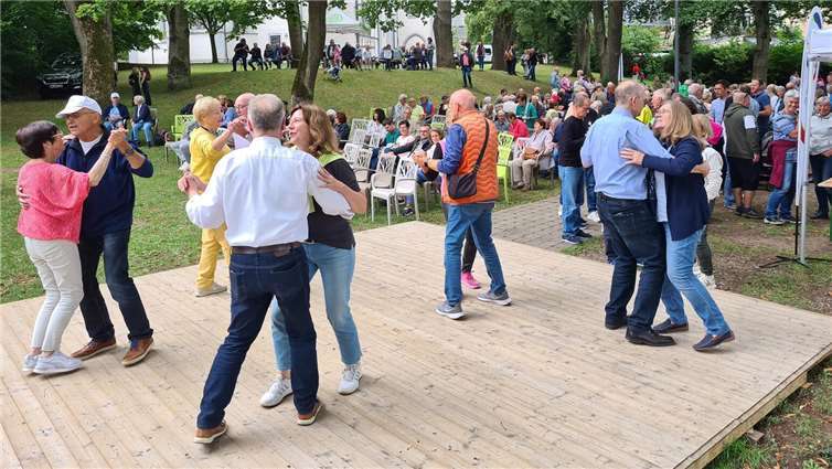 Der Kirmesfrühschoppen des Bürgervereins e.V. Montabaur und des Gesangsvereins Mendelssohn Bartholdy 1855 e.V. zog wieder zahlreiche Gäste an.  Foto: Bürgerverein