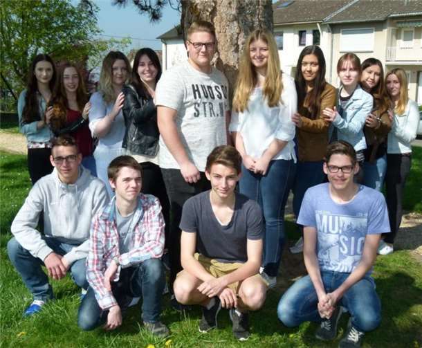 Der Kirmesjahrgang 1998/99 freut sich auf zahlreiche Besucher auf der diesjährigen Kirmes.Privat