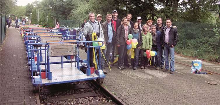 Der Kirmesjahrgang neben den alles andere als alltäglichen Transportmitteln.privat