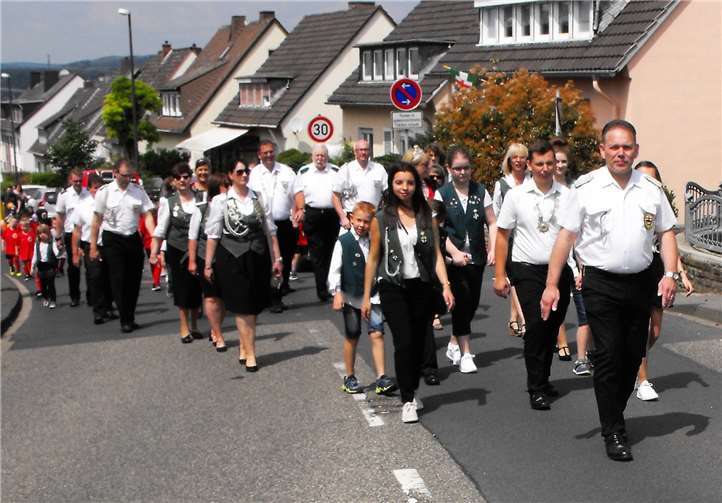 Der Kirmesumzug auf dem Weg zur Kranzniederlegung.