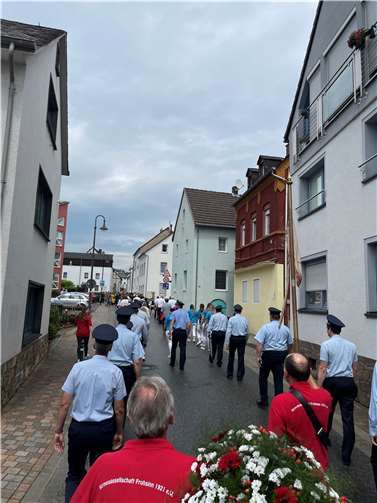 Der Kirmesumzug zog am Sonntag durch die Urbarer Straßen.