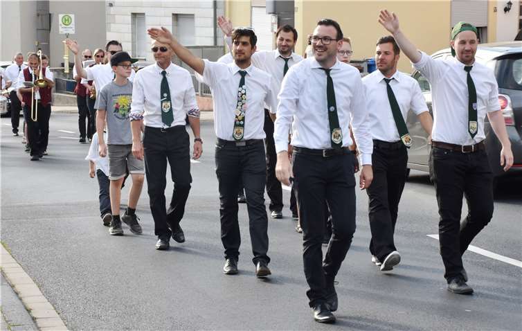Der Kirmesverein Sonnesteiber begleitete dieEierkron zum Weiherplatz wo die Kirmes stattfand. Fotos: HEP