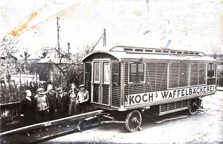 Ein Besuch bei Koch´s Waffelbäckerei ist ein Muss auf dem Lukasmarkt Der Kirmeswagen mit Bäckerei bei der Verladung.