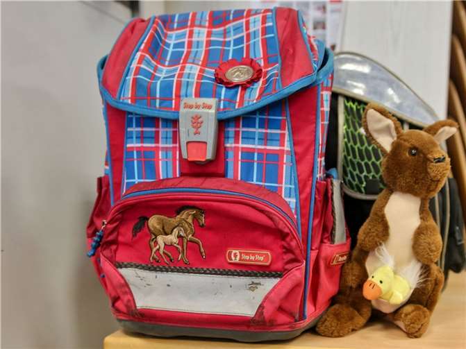 Der Kita- oder Schulstart erfordert eine Vielzahl von Neuanschaffungen, wie etwa einen Schulranzen, Federmappe, Malkasten, Hefte, Ordner, Schulbücher und viele Dinge mehr. Die Ausgaben summieren sich schnell. Das DRK-Förderprogramm „Kita- und Schulstarter“ ermöglicht Familien in den betroffenen Flutregionen entlang der Ahr pro Kind eine Soforthilfe von 100 Euro. Anträge für die DRK-Soforthilfe sind auf der Homepage des DRK-Kreisverbandes Ahrweiler e. V. unter www.kv-aw.drk.de zu finden. Antragsformulare in Papierform liegen ab dem 20. August 2021 an den Essenausgabestellen des DRK im Katastrophengebiet zur Abholung bereit. Foto: Thorsten Trütgen