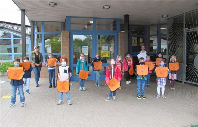 Der Klassenleiter Carsten Brückner (r.) und Frau Luka von Zedlitz (l.) freuensich mit den Kindern der Klasse 2 der GS Gelsdorf über den gewonnenen Preis.
