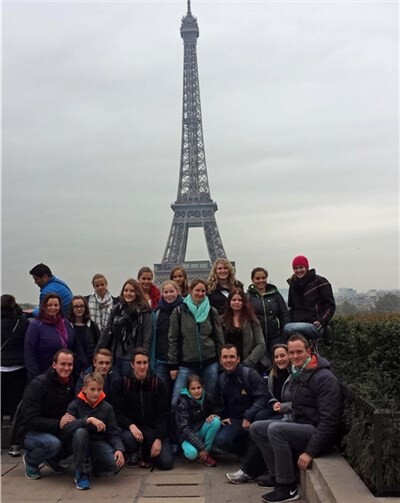 Der Klassiker – die Judoka vor der Silhouette des Eiffelturms.