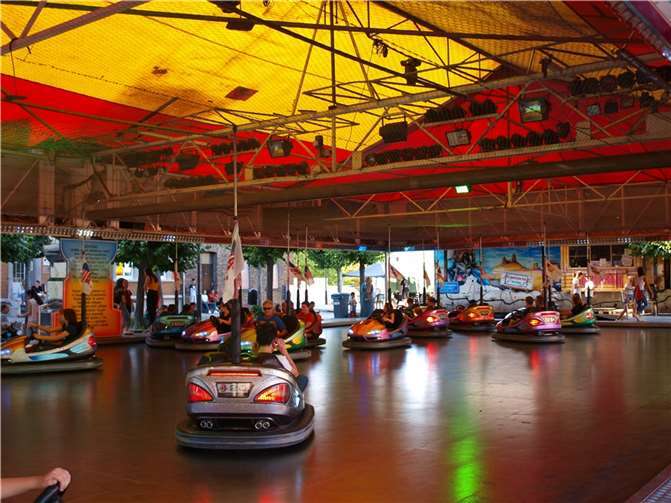 Das älteste Volksfest im Kreis lockt nach Sinzig Der Klassiker unter den Fahrgeschäften: der Autoscooter.