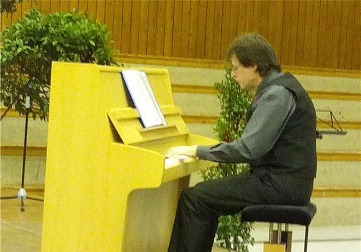 Ein kurzweiliger Nachmittag Der Klaviervirtuose Harald David Meyer stellte sein Können unter Beweis.