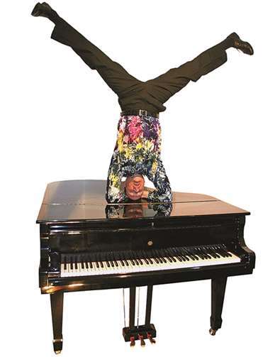 Der Klaviervirtuose Holger Mantey stellt die Musik auf den Kopf.privat