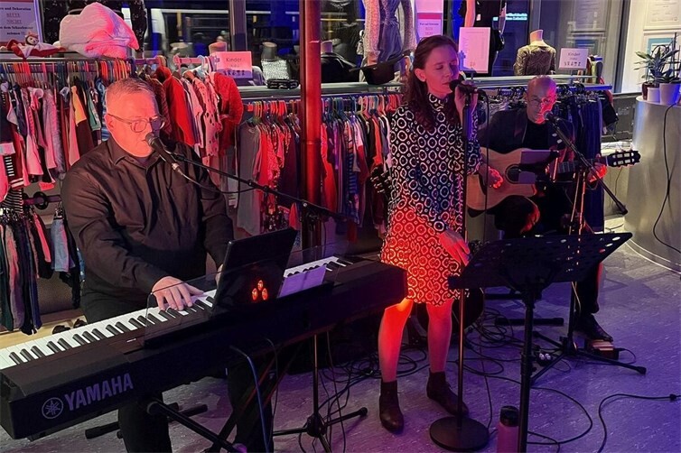 Der Kleiderladen verwandelt sich nach Ladenschluss wieder in eine außergewöhnliche Konzert-Location. 