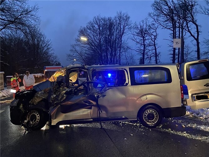 Der Kleinbus wurde stark beschädigt. Foto: Polizei