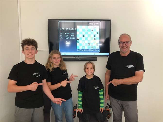 Der Kleinste war der Größte: Fjodor Jung holte den Ehrenpunkt in Nickenich. Es gratulierten: v.l. Ben Klatt, Kim Sophie Klatt und Mannschaftsführer Dr. Robert Kaufmann. Quelle: Schachclub Talentschmiede Ahrtal