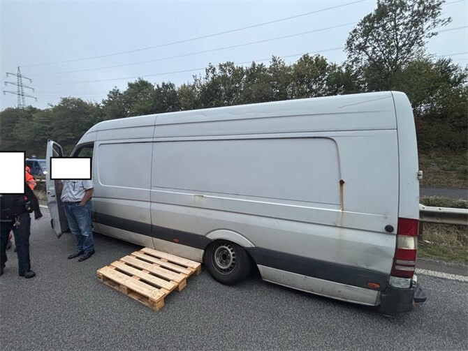Der Kleintransporter verlor einen Reifen – vermutlich aufgrund der starken Überladung des Fahrzeugs. 