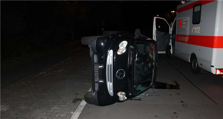 Der Kleinwagen der Marke Smart wurde umgekippt. Polizei
