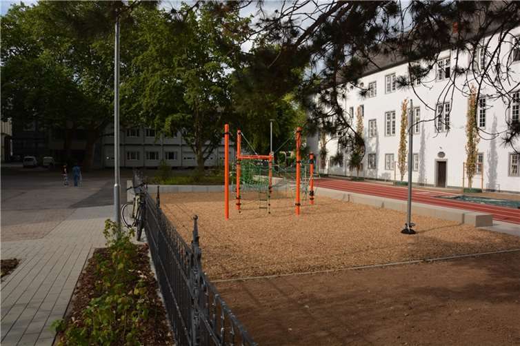 Der Kletterbereich mitsamt dem neu aufbereiteten, schmiedeeiserenen Zaun ist fertiggestellt.