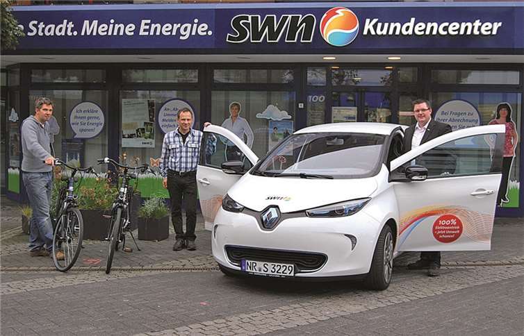 Der Klimaschutzmanager der KV Neuwied Oliver Franz und René Lesslich nehmen die E-Bikes für die Sternfahrt nach Bad Kreuznach vom Ansprechpartner für E-Mobilität der SWN, Michael Bleidt entgegen.privat