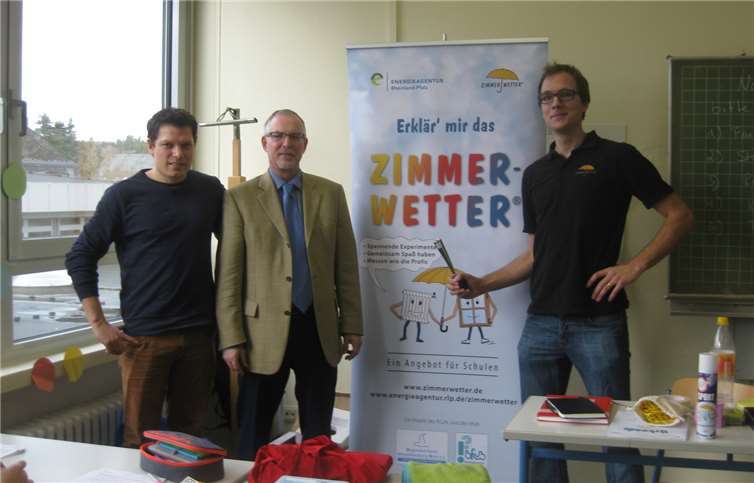 Der Klimaschutzmanager der Stadt Andernach, Sebastian Schnatz, Schulleiter Ulrich Hotz und Zimmerwetter-Profi Michael Treppesch (v.l.) waren beim Projektstart im Bertha-von-Suttner-Gymnasium dabei.