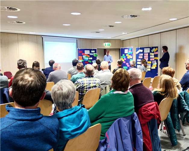 Der Klimaschutzmanager stellt die Ergebnisse der gemeinsamen Ideensammlung vor.  Foto: VG Montabaur