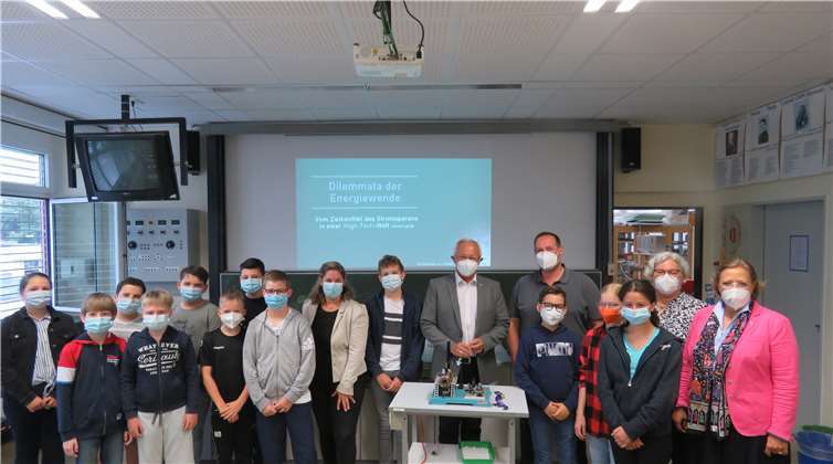 Der Klimawandel ist eine globale Herausforderung, die uns bereits seit geraumer Zeit beschäftigt und noch eine lange Zeit beschäftigen wird. Um ihn und seine massiven Folgen, die viele Menschen in Rheinland-Pfalz und an weiteren Flüssen in Deutschland gerade erst sehr bitter erfahren mussten, zu mindern, sind erneuerbare Energien wichtig.Foto: Kreisverwaltung