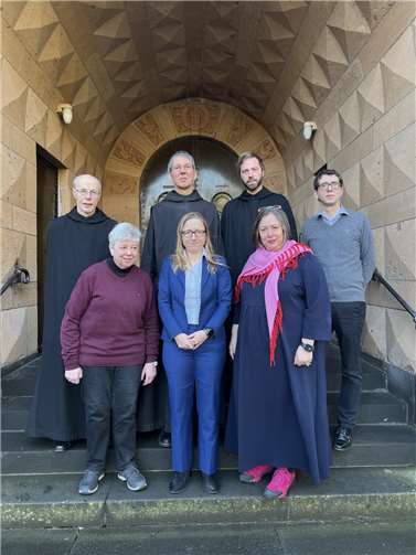 Der Klösterliche Wirtschaftsrat besteht aus sieben Mitgliedern: (v. oben li.) Abt em. Benedikt Müntnich (Maria Laach), Prior-Administrator Petrus Nowack (Maria Laach), Br. Stephan Oppermann (Maria Laach), Prof. Dr. Stephan Arens (TH Köln), Sr. Scholastica Steinle (Abtei St. Hildegard in Eibingen), Prof. Dr. Nadine Kammerlander (WHU – Otto Beisheim School of Management), Dr. Antje Eckel (Dr. Eckel Animal Nutrition GmbH und Co. KG, Niederzissen).  Foto: privat