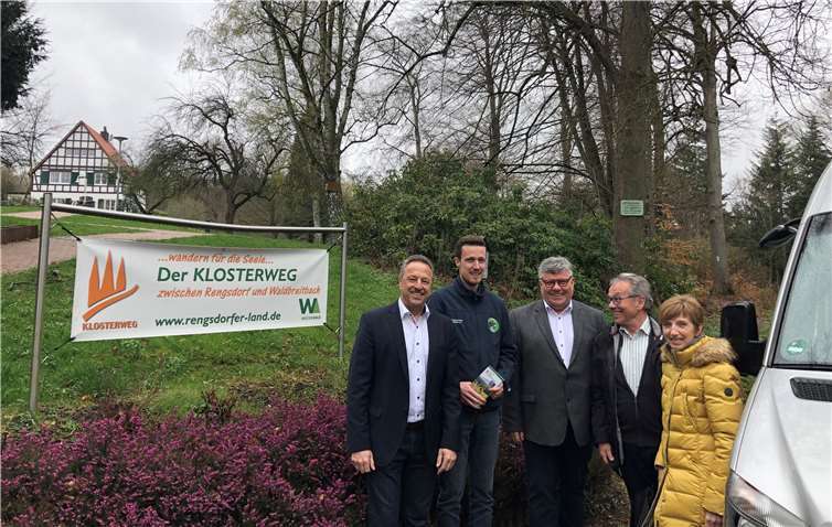 Der Klosterweg ist ab Ostern auch mit dem ÖPNV verzahnt. Darüber freuen sich von links nach rechts: Bürgermeister Hans Werner Breithausen, Verkehrsamtsleiter Florian Faark, ÖPNV Dezernent Michael Mahlert und Alfons und Regina Oehl von der Fa. Auto Schmidt. Foto: Kreisverwaltung Neuwied