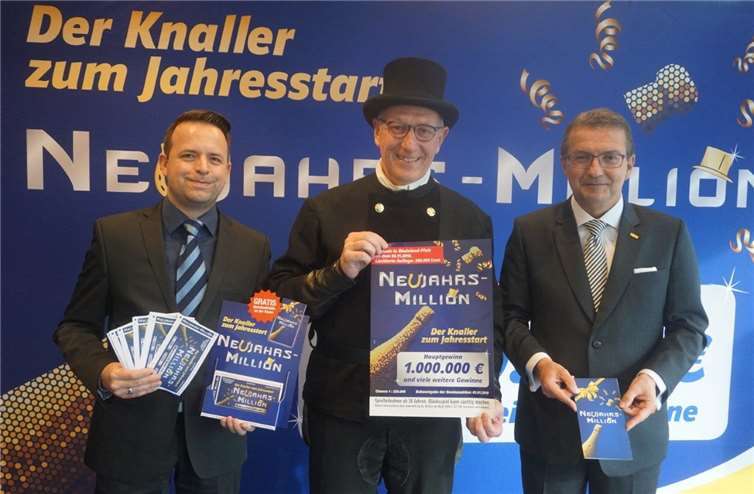 „Der Knaller zum Jahresstart“ – LOTTO-Geschäftsführer Jürgen Häfner (re.) und LOTTO-Marketingleiter Steffen Heidorn (li.) haben sich für die Präsentation der Neujahrs-Million 2018 mit Schornsteinfeger Hermann Krings einen echten „Glücksbringer“ zur Seite gestellt. Fotos. STUKO