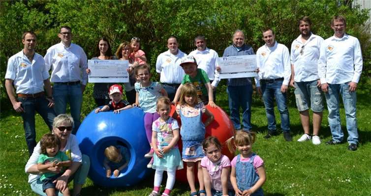 Der Knobelclub „Schwer-Nüss“ übergab jeweils eine Geldspende von 150 Euro an die KiTa und die Grundschule Wershoven. privat