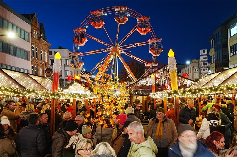 Der Knuspermarkt wird in diesem Jahr vom Riesenrad "Romantica" in Szene gesetzt.Fotos: FF
