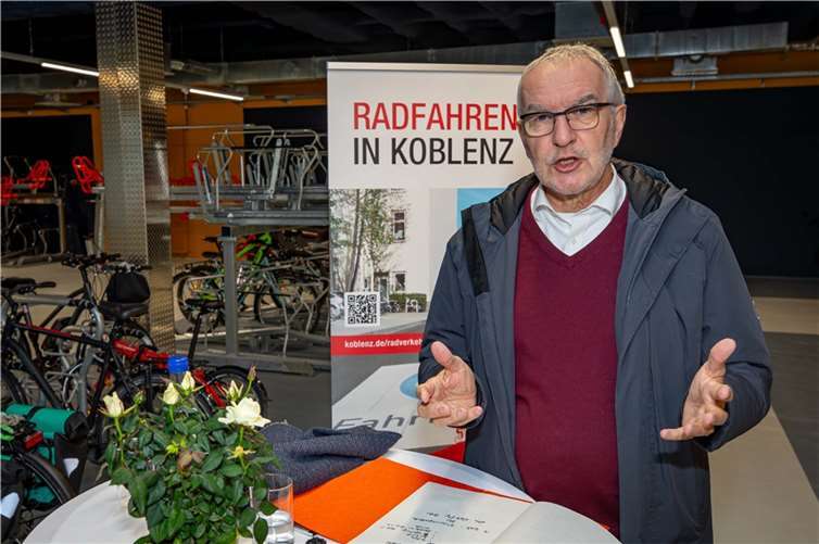 Der Koblenzer Baudezernent Bert Flöck, in dessen Dezernat der Radverkehr in der Rhein-Mosel-Stadt angesiedelt ist, stellte jüngst im Koblenzer Fahrradparkhaus am Hauptbahnhof den Jahresbericht Radverkehr für 2023 vor.  Foto: Stadt Koblenz/Andreas Egenolf