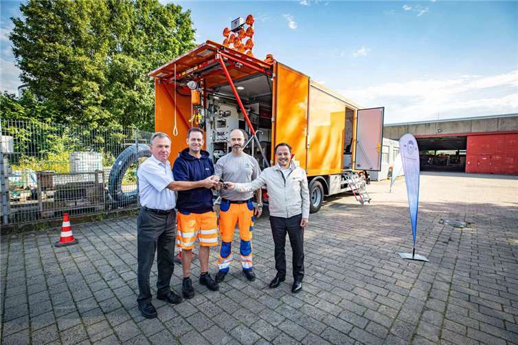 Der Koblenzer Baudezernent Dr. Andreas Lukas (rechts) und Bernhard Mohrs (links) als Werkleiter der Stadtentwässerung konnten das neue Muffendruckprüffahrzeug nunmehr an Mervyn Bentley (2. von links) und Kamil Kunefal (3. von links) übergeben, die das Fahrzeug zukünftig bedienen werden.  Foto: Stadt Koblenz/Andreas Egenolf