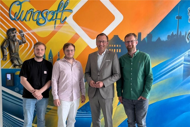 Der Koblenzer Bundestagsabgeordnete Josef Oster besuchte die Firma Qurasoft, die mit ihrer Telemedizin-Plattform SaniQ die medizinische Versorgung verbessert. Von links: Artur Schenz, Erwin Junker, Josef Oster und Tobias Hastenteufel. Foto: Michaela Cetto