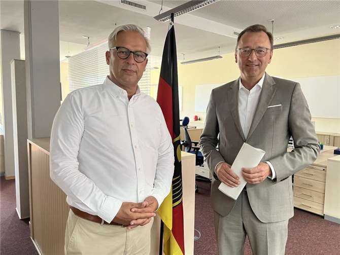 Der Koblenzer Bundestagsabgeordnete Josef Oster (rechts) tauschte sich mit Wolfram Schaller, Regionalbereichsleiter Wohnen West der BImA, aus.  Foto: Philip Rünz