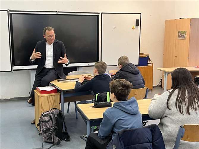 Der Koblenzer Bundestagsabgeordnete diskutierte mit Neuntklässlern der Konrad-Adenauer-Gesamtschule.Foto: privat