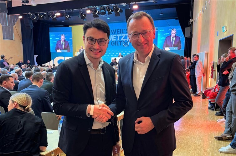 Der Koblenzer CDU-Kreisvorsitzende und Bundestagsabgeordnete Josef Oster (rechts) und der CDU-Landtagskandidat Philip Rünz (links) beim Landesparteitag der CDU-Rheinland-Pfalz in Morbach. Foto: Marcel Willig