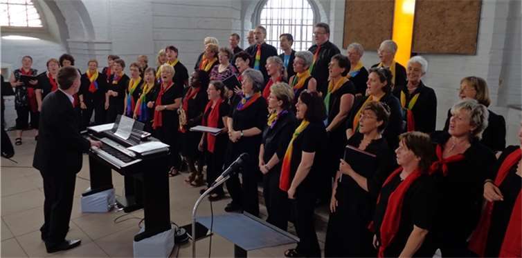 Der Koblenzer Dekanats-Chor „Monte Cantando“ und der Mitarbeiterchor der Geschwister de Haye'sche Stiftung präsentieren das Musical der Weltreligionen. privat