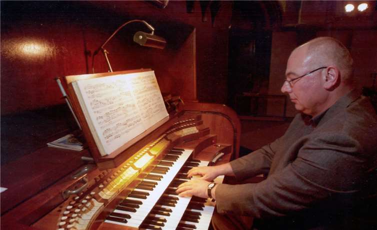 Der Koblenzer Hanno Scherhag spielt bei der Bendorfer Marktmusik auf.