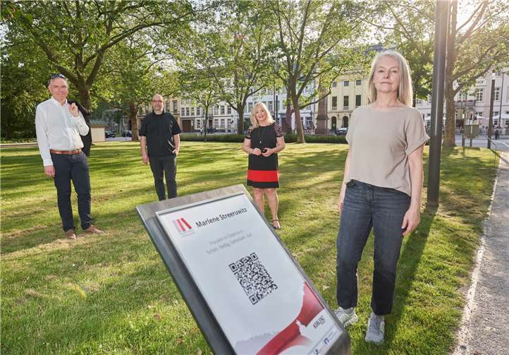 Der Koblenzer Literaturpfad wurde von Theaterintendant Markus Dietze, Literaturprofessor Stefan Neuhaus, der renommierten Schriftstellerin Marlene Streeruwitz und von der Koblenzer Dezernentin für Bildung und Kultur, PD Dr. Margit Theis-Scholz, eingeweiht.Quellen: Stadt Koblenz