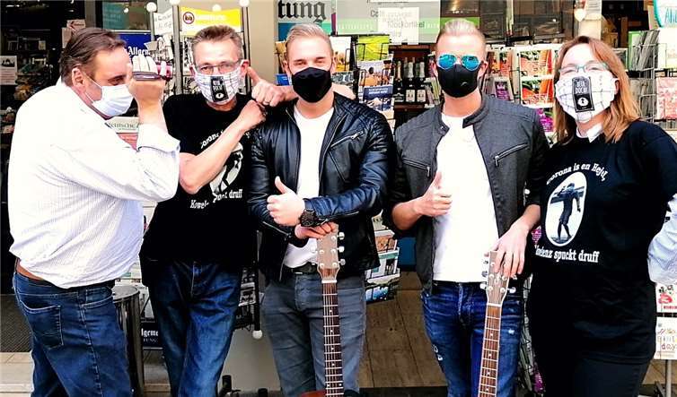 Der Koblenzer Mundart-Sänger Daniel Ferber (mitte) unterstützt mit seinem Projekt „Wir Schängel bleiben treu“ örtliche Einzelhändler und Dienstleistungsunternehmen. Foto: privat