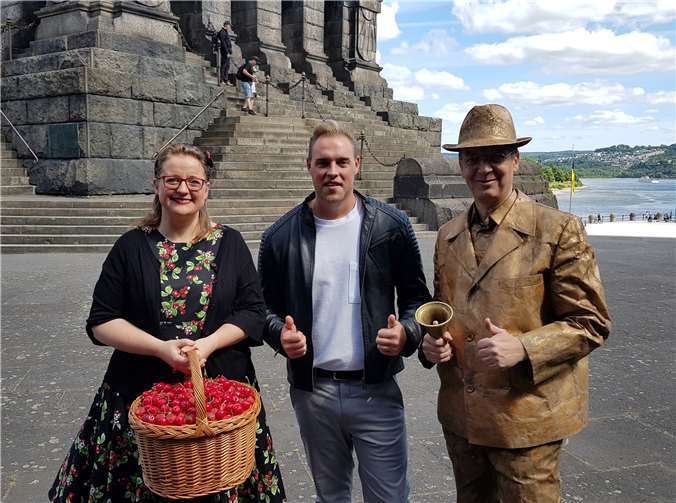 Der Koblenzer Mundartsänger Daniel Ferber (Mitte) gemeinsam mit demComedy-Duo „Ausscheller und Schattenmorellchen“ (Horst Hohn und Katja Gaebelein). Fotos: KH