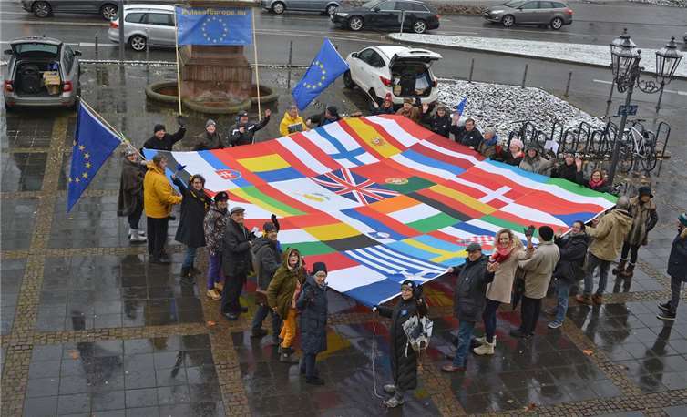 Der Koblenzer OB Prof. Dr. Hofmann-Göttig, die stellvertretende Regionalvertreterin der Kommission in Bonn Frau Ahokas sowie Pulse of Europe in Koblenz werden vor dem Kaiser eine All-in-One Europafahne hissen. Diese All in One- Fahne vereint alle Nationalflaggen der EU-Staaten. Fotos: Pulse of Europe