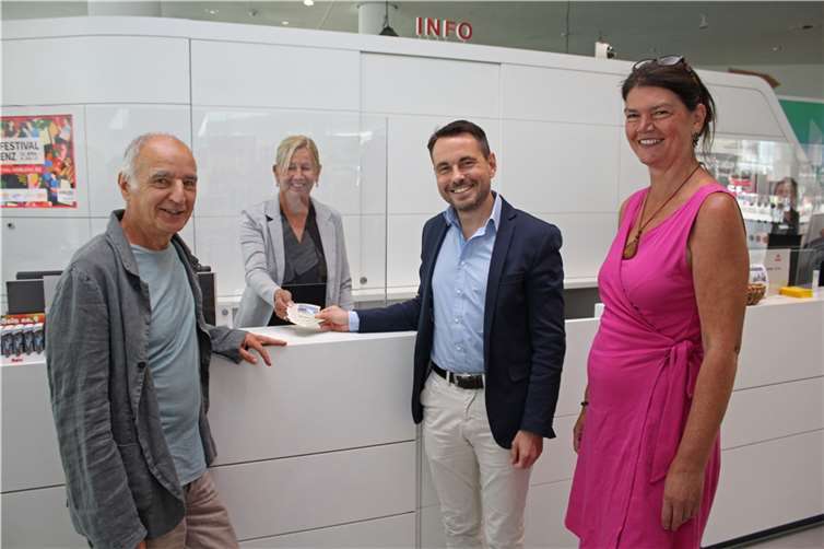 Der Koblenzer Oberbürgermeister David Langner (2.v.re.) war einer der ersten Kunden, die in der neuen Ausgabestelle an der Tourist-Information im Forum Confluentes in Koblenz Euros gegen das regionale Zahlungsmittel RegioMark Rhein-Mosel eintauschten. Mit dabei waren v.li. Walter Grambusch (Regioverein Koblenz), Dagmar Pfeffer (Tourist-Information Koblenz) und Romana Jansen (Regioverein Koblenz). Foto: Stadt Koblenz/Egenolf