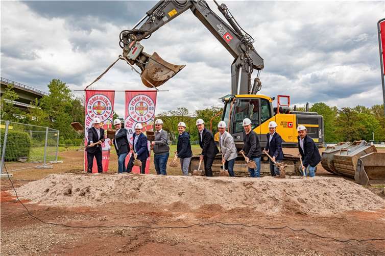 374.000 Euro für neuen Campus des FC Rot-Weiß Koblenz Der Koblenzer Oberbürgermeister David Langner (5. von links) und der rheinland-pfälzische Minister des Innern und für Sport, Michael Eblin (6. von links), durften gemeinsam mit Vertretern des FC Rot-Weiß Koblenz, der Koblenzer Stadtverwaltung und der ausführenden Baufirma den Spatenstich für den Campus Rot-Weiß im Sportpark Oberwerth vollziehen. Foto: Stadt Koblenz/Andreas Egenolf
