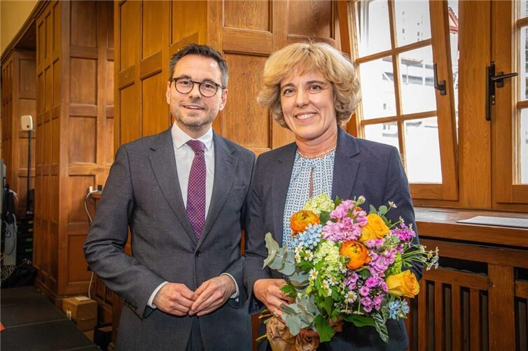 Der Koblenzer Oberbürgermeister David Langner gratulierte unmittelbar nach der Wahl durch den Stadtrat der neuen Koblenzer Bürgermeisterin Dr. Dagmar Kranz zu ihrem neuen Amt, dass sie im Juli antreten wird.