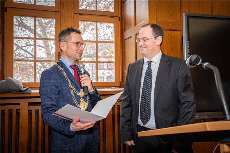 Der Koblenzer Oberbürgermeister David Langner (li.) ernannte und vereidigte in der Dezembersitzung des Koblenzer Stadtrates den neuen Dezernenten für Bildung und Kultur, Ingo Schneider (rechts), der die Nachfolge der bisherigen Amtsinhaberin Dr. Margit Theis-Scholz antritt.  Foto: Stadt Koblenz/Andreas Egenolf