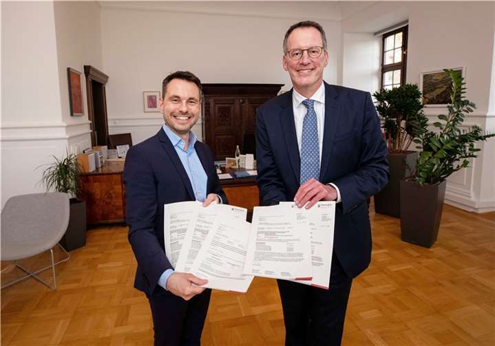 Der Koblenzer Oberbürgermeister David Langner (li.) konnte von Innenminister Michael Ebling gleich fünf Förderbescheide des Landes Rheinland-Pfalz in Höhe von insgesamt 5,24 Millionen Euro entgegennehmen. Foto: Stadt Koblenz/Egenolf