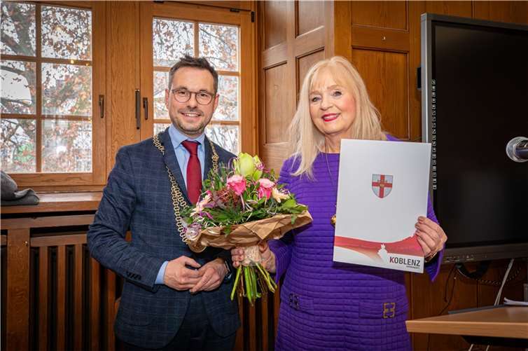 Der Koblenzer Oberbürgermeister David Langner (links) verabschiedete die scheidende Bildungs- und Kulturdezernentin Dr. Margit Theis-Scholz aus ihrem Amt. Nach acht Amtsjahren wurde sie zum Abschied mit Standing Ovations in der Stadtratssitzung verabschiedet.  Fotos: Stadt Koblenz/Andreas Egenolf