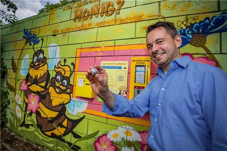 Der Koblenzer Oberbürgermeister David Langner sicherte sich beim Besuch im Skatepark im Stadtteil Oberwerth prompt eine Kapsel samt Blühmischung aus dem neuen Bienenfutterautomat dort. Foto: Stadt Koblenz / Andreas Egenolf