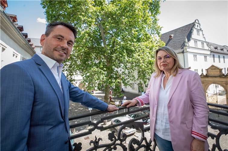 Der Koblenzer Oberbürgermeister David Langner und die Leiterin des Gesundheitsamtes Mayen-Koblenz, Amtsärztin Gabriele Vogt, informierten in einer Pressekonferenz rund um das Thema Hitze und Gesundheit in Koblenz.  Foto: Stadt Koblenz/Andreas Egenolf